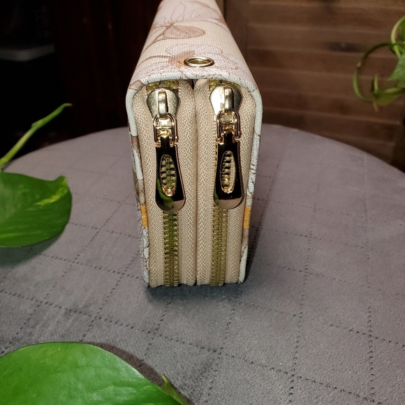 Faux Embroidered Flower Wallet 🌼 🌸 Tan Color - Picture 9 of 10